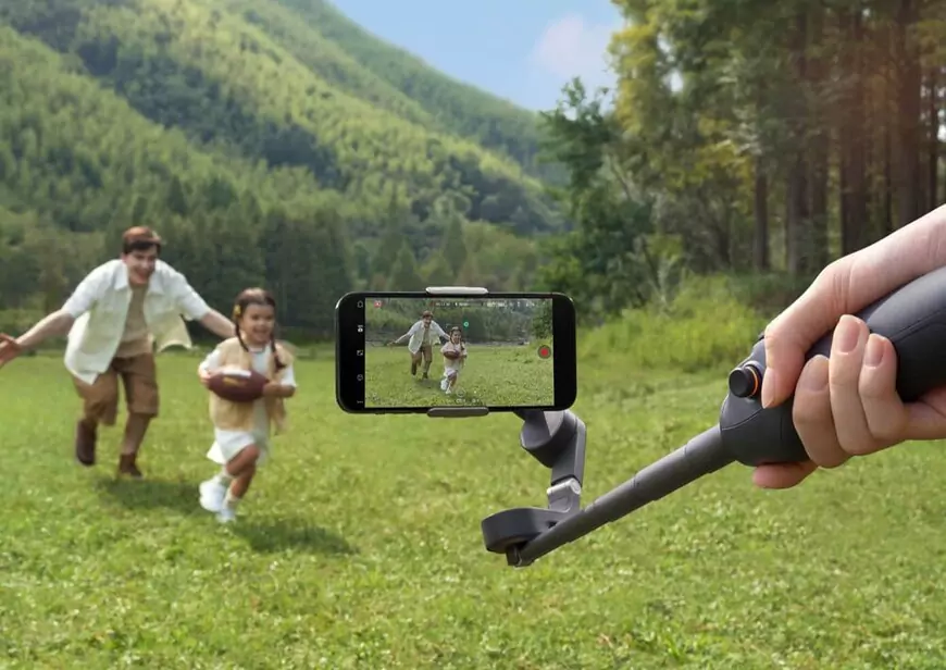 4. Built-In Extension Rod – Because Everyone Deserves to Fit in the Frame